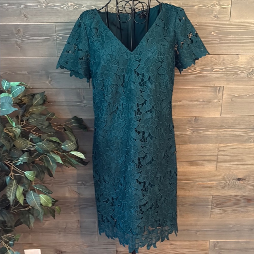 And Taylor factory V-neck emerald green, short sleeve lace cocktail dress